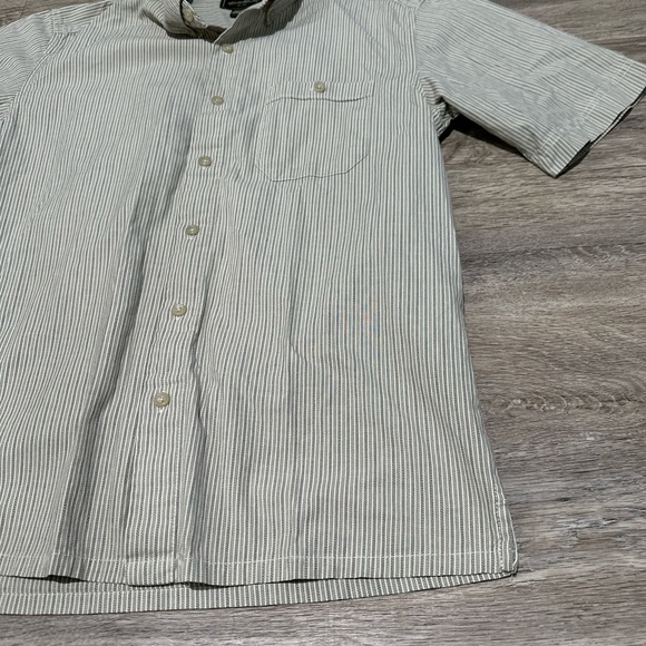 Eddie Bauer short sleeve men’s button down shirt size medium - Picture 2 of 6
